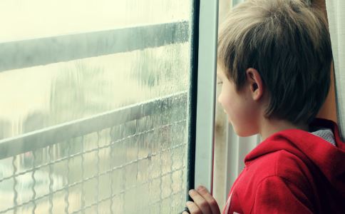 家长留神孩子暑期后的开学惊骇症