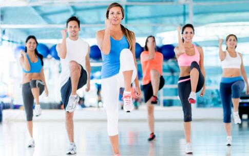 训练不出门在家靠沙发也能健身