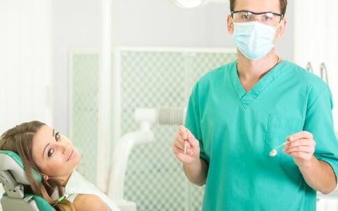 年纪轻轻就牙齿松动 谨防牙周炎的损害