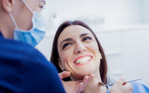 门牙牙缝大是怎么回事