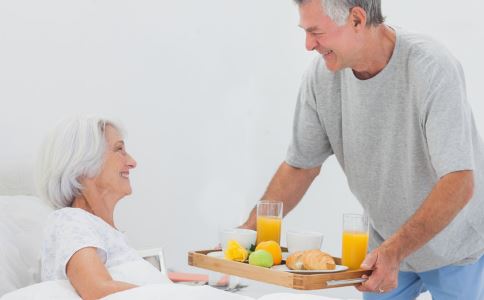 京彩瘦肉粥虽好吃 白叟吃多危害大