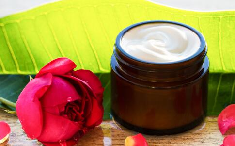 植物精油美白肌肤 健康又耐久