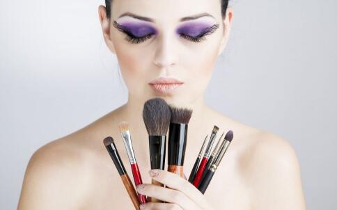 四招打造眼镜妹迷人眼妆