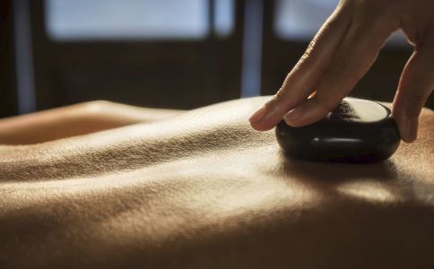 腰酸背痛合适刮痧吗