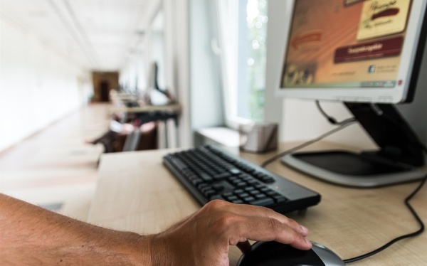 跟女生第一次约会要不要送礼物