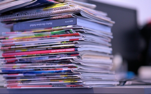 田亮携子走机场全程“散养”，9岁儿子气质变成熟，黑眼圈抢镜