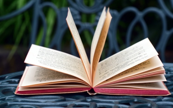 「时尚搭配颜色」黑色长筒靴配什么衣服好看？