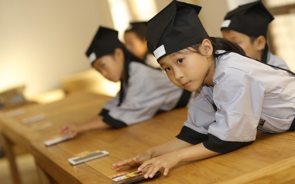 女性可能希望定期吃3种食物来改善视力，保护皮肤和滋养皮肤。