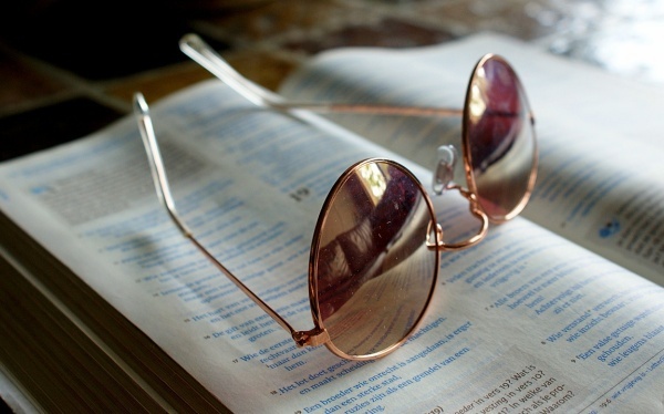 眼药水不能滴在黑眼珠上