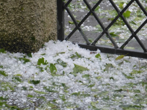 夏季为何还会下冰雹